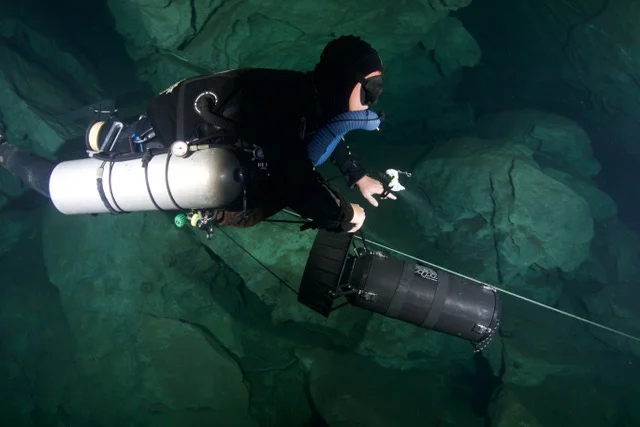 Claus diving a Triton CCR in the cave