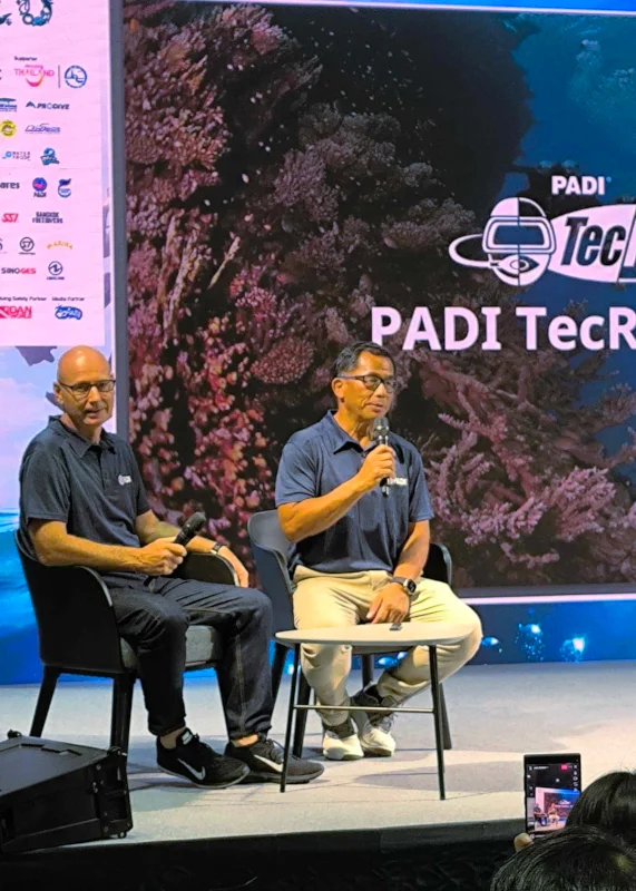 Kiwidiver Kevin Black on stage speaking at TDEX conference in Bangkok