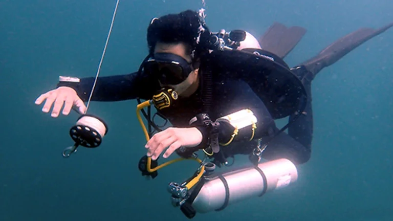 PADI Tec 40 diver on safety stop
